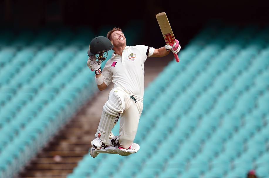 Il volo dell&#39;australiano David Warner durante un match di cricket (Afp)